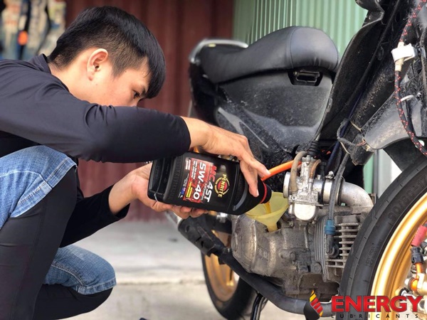 Thay dầu nhớt xe máy định kỳ